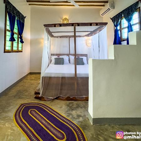 Tofauti Inn Makunduchi エクステリア 写真