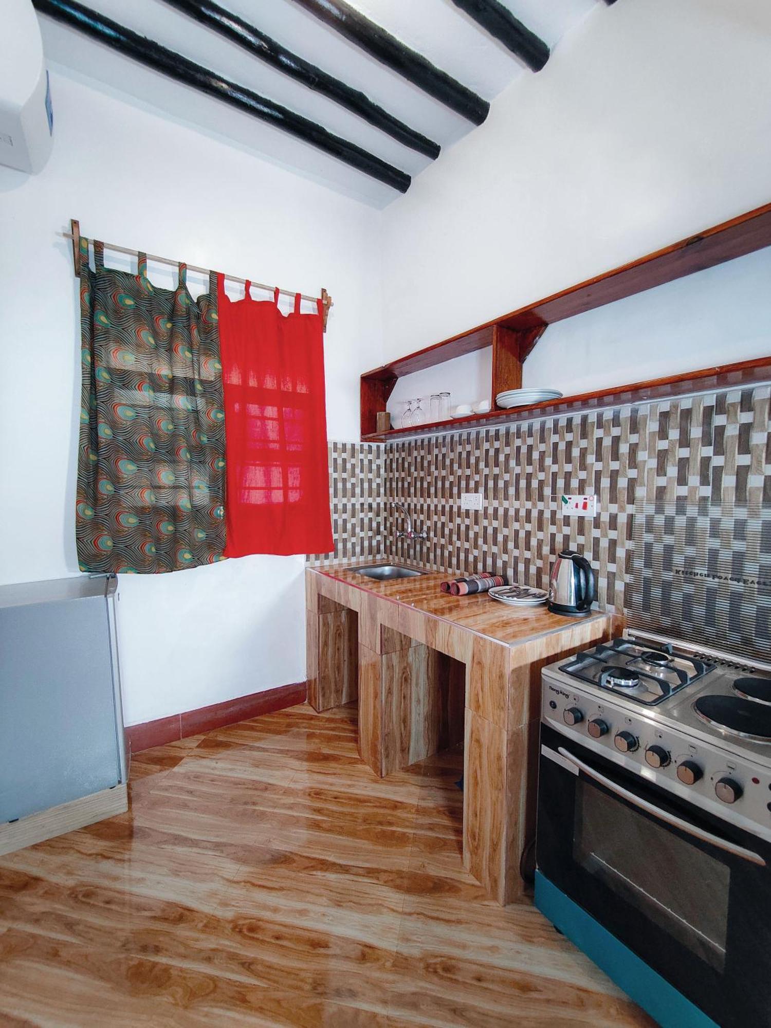 Tofauti Inn Makunduchi エクステリア 写真