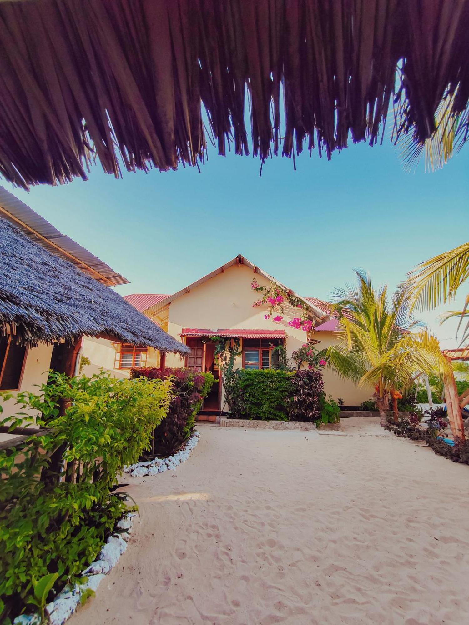 Tofauti Inn Makunduchi エクステリア 写真